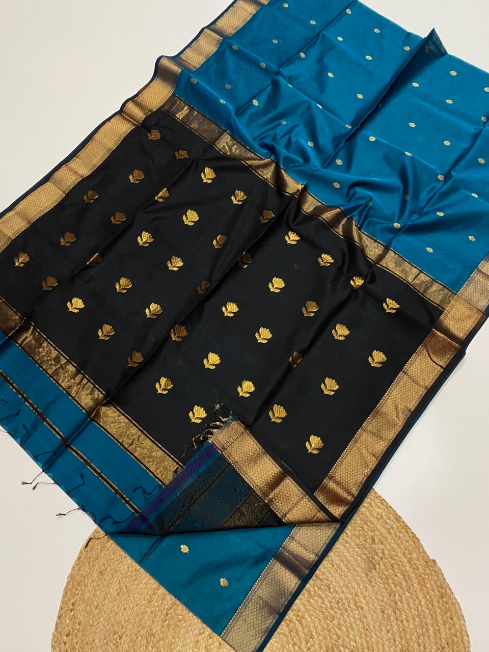 Traditional Maheshwari Handloom  Zari Border Butta Saree