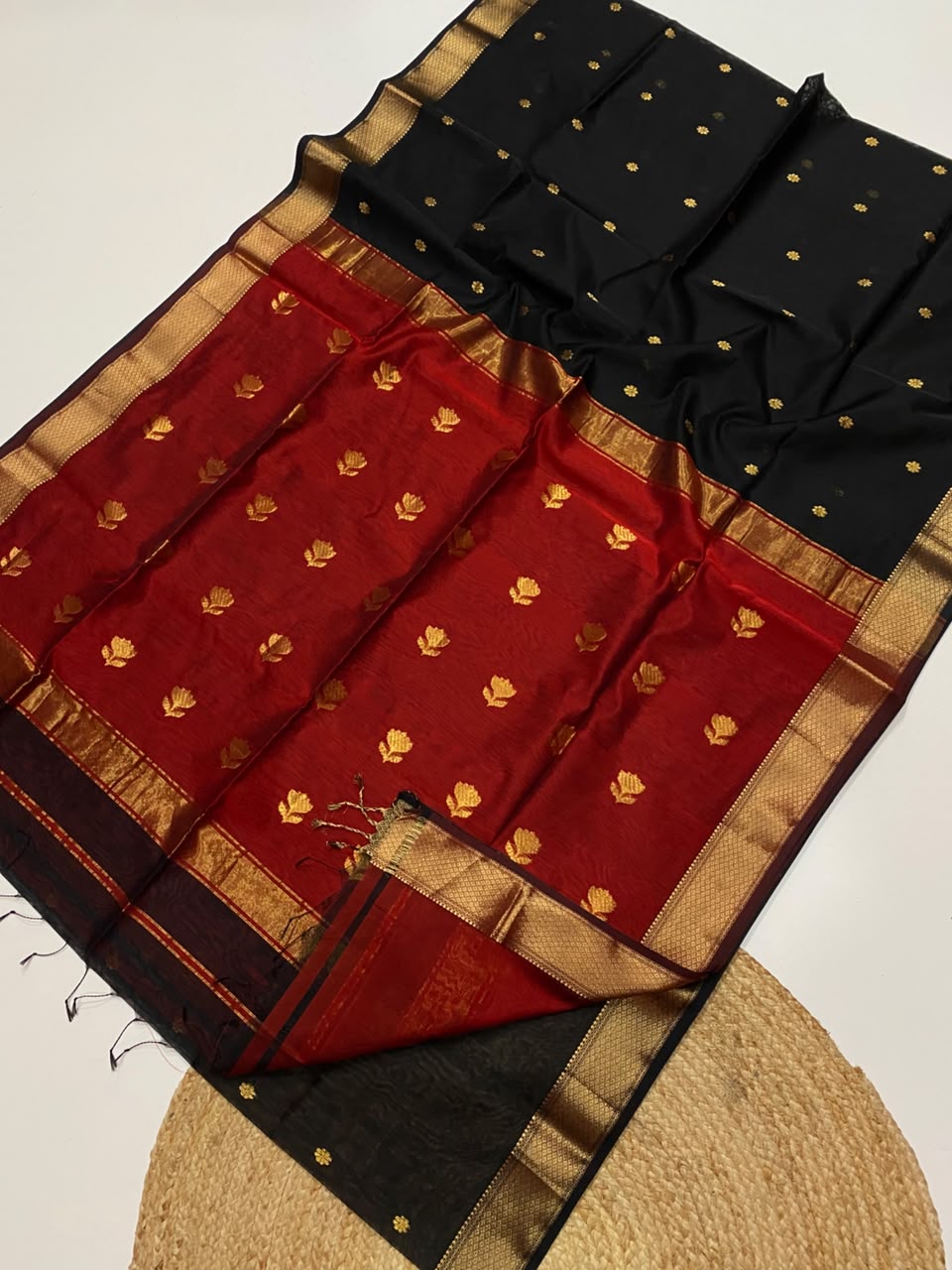 Traditional Maheshwari Handloom  Zari Border Butta Saree